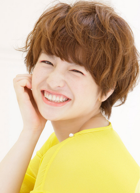 ทรงผมสั้น ดัดลอน แบบสาวน่ารัก ขี้เล่น