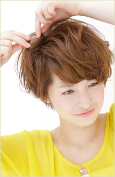 ทรงผมสั้น ดัดลอน แบบสาวน่ารัก ขี้เล่น