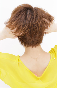 ทรงผมสั้น ดัดลอน แบบสาวน่ารัก ขี้เล่น